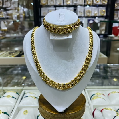 السلسلة والكورميط باللون الذهبي